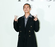 [ET포토] 빈지노, '35동 폭염의 날에도 롱코트'