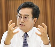 이재명 '전 국민 25만 원'에 '선별 지급'으로 차별화...연신 엇박자, 김동연의 노림수는?