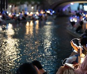 Seoul’s Cheonggyecheon Stream turns into hip place to immerse in reading while listening to music