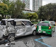 대구서 전기차 택시 폭주… 오토바이·차 10대 피해