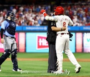 "2살짜리 아이가 디저트 뺏겨서 투정부리는 것 같았다"…154km 강속구에 몸으로, 결국 벤치클리어링까지 발발