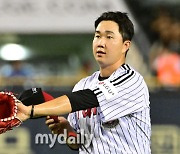 [MD포토] 유영찬 '실점 위기, 막지 못했어'