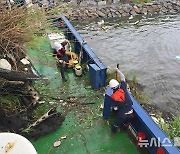 해양환경공단·수자원공사, 경인항 아라뱃길 하천쓰레기 수거