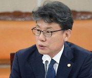 인사말 하는 진성준 의장