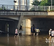 김해 도심 곳곳에 맨발 산책로 조성 '어싱족 열풍'