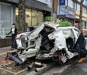 대구 신천역 인도 돌진 음주차…운전자는 뒷좌석 20대