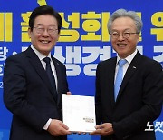 중견기업계 입법과제 전달받는 이재명 대표