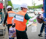 청소차 타고 쓰레기 수거한 노관규 순천시장 "시민 불편 없도록 최선"