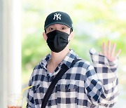 [T포토] 세븐틴 도겸 '커피 들고 여유로운 출국'