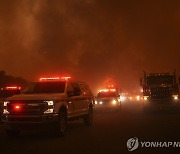 시커멓게 하늘 뒤덮은 미 캘리포니아 산불