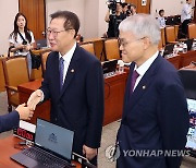 정회 후에는 '화기애애'