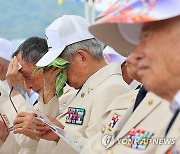 폭염 속 땀 닦는 참전용사들