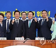 파이팅 하는 이재명 대표와 김기문 중기중앙회장