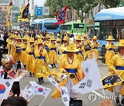 인천상륙작전 기념 시가행진하는 취타대