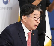 권익위 9월 정례브리핑하는 유철환 권익위원장