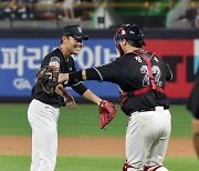 [포토] 소형준-장성우, 복귀 축하 포옹