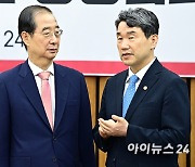 [포토]대화 나누는 한덕수-이주호