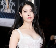 손흥민 잔디 지적에…"아이유 콘서트 취소하라" 불똥 튀었다