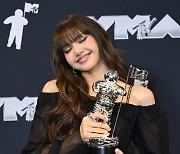 블랙핑크 리사, 수상 기쁨 만끽하는 솔직한 표정 (MTV VMA) [포토엔]