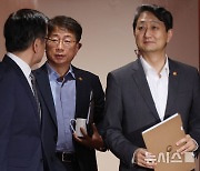 경제관계장관회의 참석하며 대화하는 최상목 부총리아 박상우·안덕근 장관