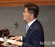 인사말 하는 김문수 고용노동부 장관