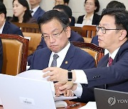 자료 살피는 최상목 경제부총리와 김범석 1차관