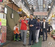 도깨비시장 찾은 안덕근 장관