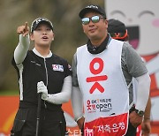 [포토]이지영-윤두상,첫 홀 공략 지점을 알려준다