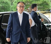 퇴임식 앞둔 이원석 검찰총장, 가방없이 출근