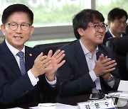 김문수 장관, 김동명 위원장에게 박수를