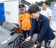 김완섭 환경장관, 이동형 전기차 충전소 시연