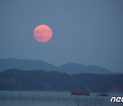 추석 연휴 곳곳 비·소나기…구름 사이로 보름달 '빼꼼' 볼 듯