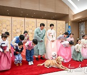 윤석열 대통령 부부 '한가위 인사'