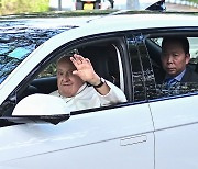 [Photo News] Pope rides Hyundai Ioniq 5 in Singapore