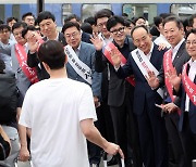 서울역 찾은 韓 "국민 건강과 생명이 최우선"