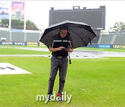 [MD포토] 김시진 경기 감독관 '잠실야구장에 비가 많이 내리네'