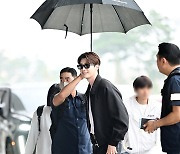 이종석 ‘경호원의 배려에 안전하게 출국’[포토엔HD]