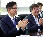 김동명 위원장에게 박수 보내는 김문수 장관