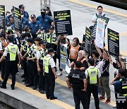 전장연, 서울역에서 장애인 이동권 보장 촉구