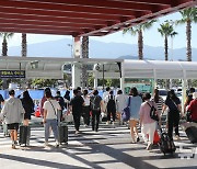 '추석 이동 시작, 북적이는 제주공항'