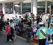 '추석 이동 시작, 북적이는 제주공항'