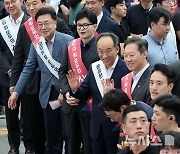 한동훈, 서울역 귀성길 인사…"격차해소 박차 가할 것"