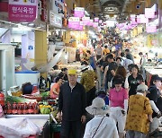 시민들로 북적이는 재래시장