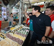 오세훈, 추석 앞두고 전통시장 장보기…상인들 만나 격려