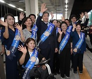 조국혁신당 조국 대표와 의원들 용산역에서 추석 귀성인사