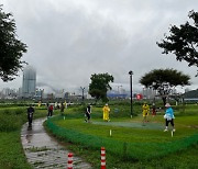 "첫 대회 참가 자부심···순위권 들겠다" 궂은비 뚫고 '열정의 티샷'