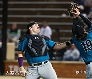 '포스트시즌 가기 싫어'…상대에 사인 알려준 MLB 신인 방출