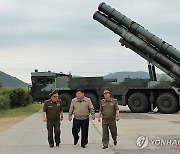 김정은, 신형 600mm 방사포차 성능검증 시험사격 참관