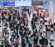 추석연휴 시작 하루 전, 붐비는 인천공항 면세구역