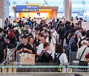 북적이는 인천공항 출국장